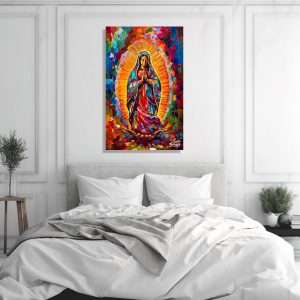 Cuadro decorativo multicolor de la Virgen de Guadalupe con fondo abstracto, colgado en una sala.
