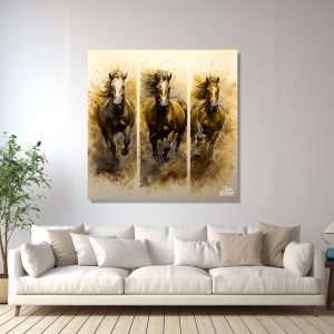 Cuadro decorativo tríptico con caballos galopando a toda velocidad en tonos cálidos